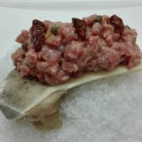 TARTARE DI FASSONA SU OSSO CON IL PROPRIO MIDOLLO